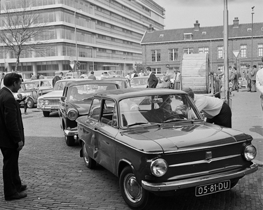 851564 Afbeelding van een rij auto's op vermoedelijk de laatste automarkt op het Veemarktplein te Utrecht, vóór de ...